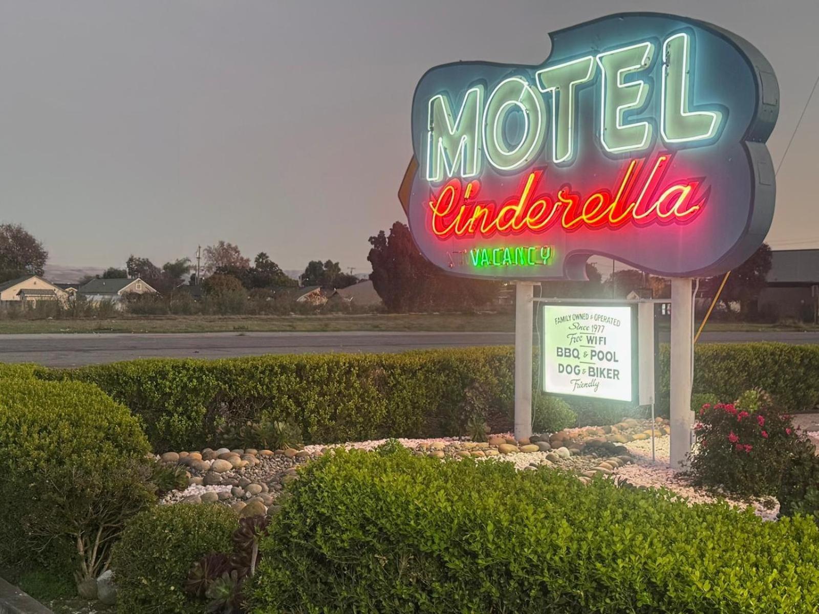 הוליסטר Cinderella Motel מראה חיצוני תמונה