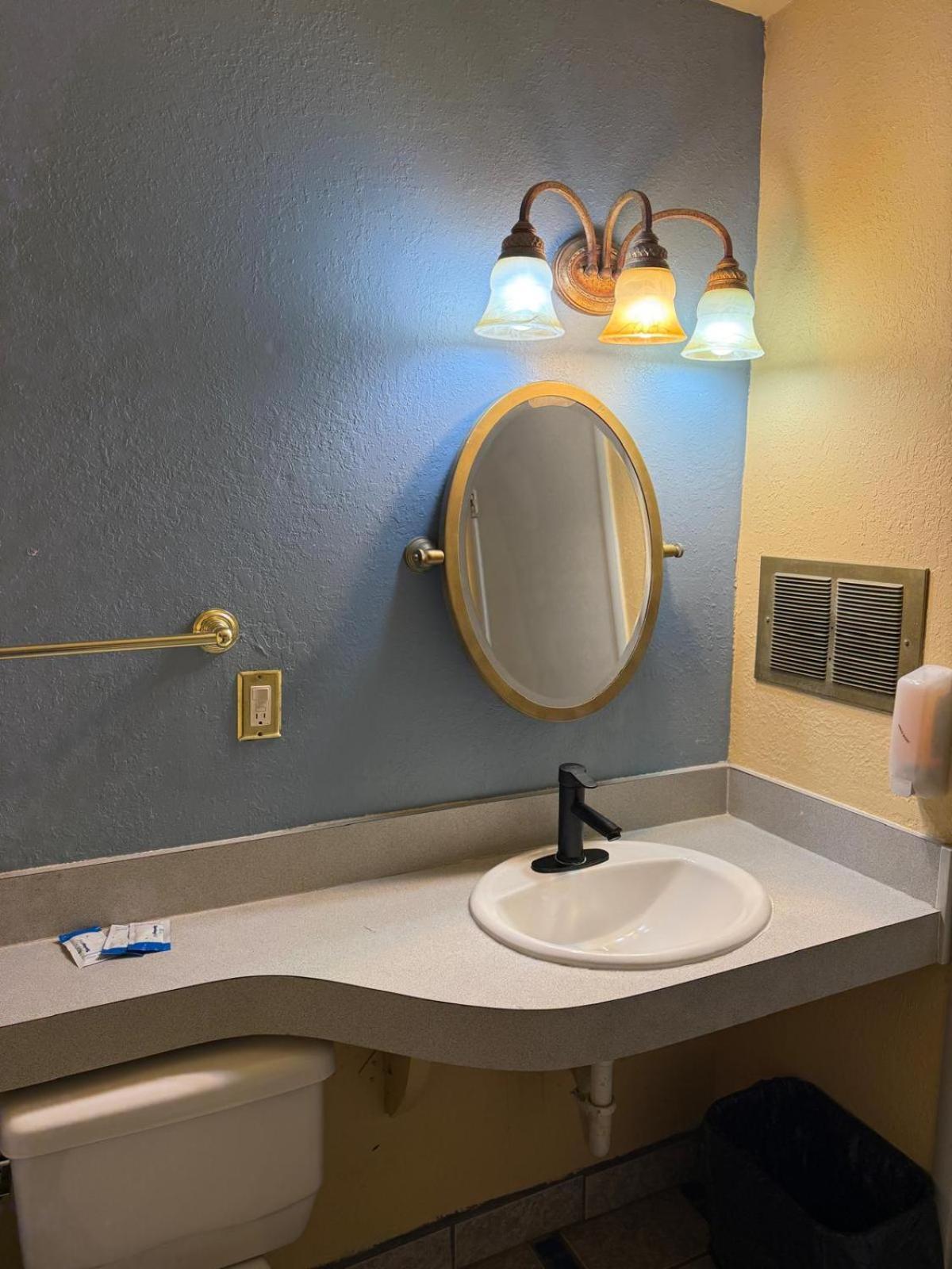 הוליסטר Cinderella Motel מראה חיצוני תמונה